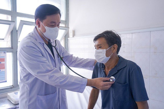 Cứu sống người đàn ông bị vỡ túi phình động mạch khi đang...chạy xe máy